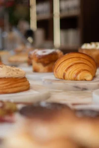 Verfijnd gebakje (zoals Pavlova of Passievrucht) met eetbare bloemen.