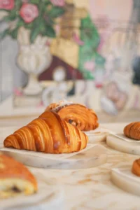 Gezellige lunchroom en bakkerij interieur van Aden's Viennoiserie aan de Burgemeester de Vlugtlaan.